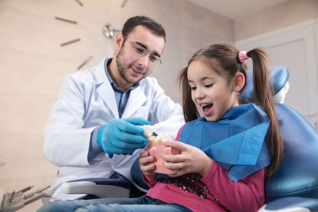 معاینه دندان کودکان